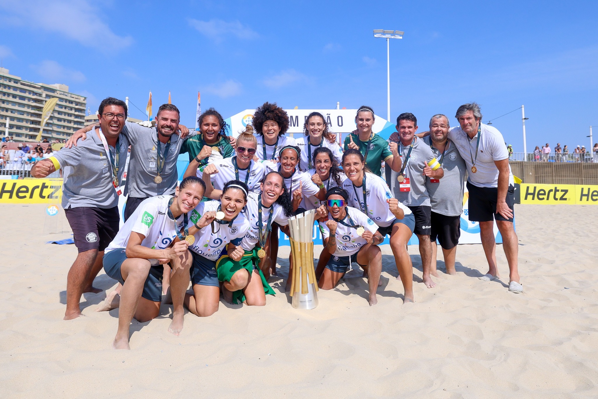 Equipa feminina da Associação SandGames Campeã Nacional de futebol de praia